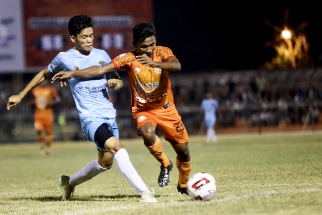 Pemain Persiraja Banda Aceh Assanul Rijal berusaha melewati pemain Perserang. Foto: Suparta/acehkini