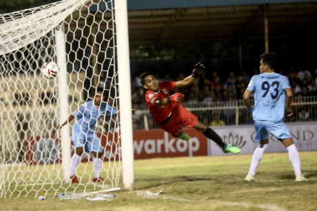 Gol pembuka kemenangan Persiraja ke gawang Perserang. Foto: Suparta/acehkini