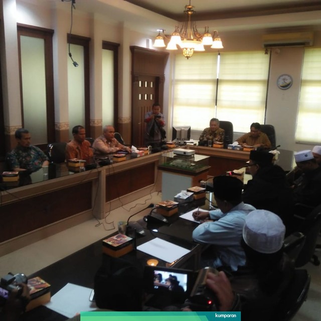 Warga yang protes di kantor KPP Ciamis karena aturan rapikan jenggot yang dinilai diskriminatif. Foto: kumparan