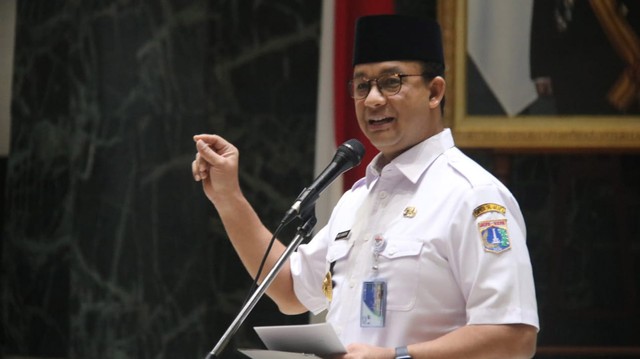 Gubernur DKI Jakarta Anies Baswedan saat mengukuhkan petugas haji yang menyertai jamaah haji Provinsi DKI tahun 2019, di Balai Kota, Rabu, (3/7). Foto: dok. Humas Pemprov DKI