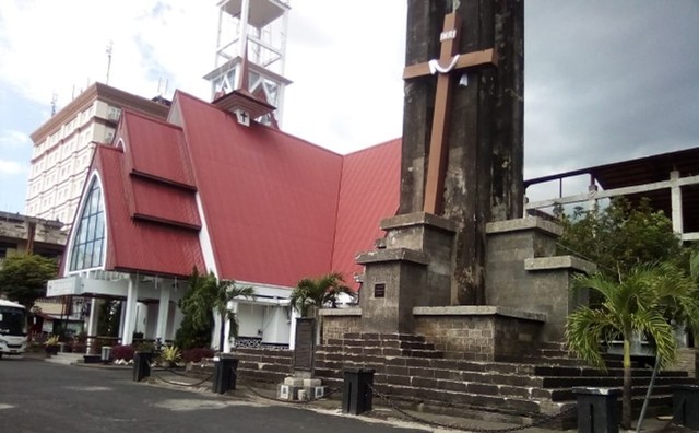 Situs budaya Tugu Perang Dunia Kedua yang bersampingan dengan Gereja Sentrum, Kota Manado, Sulawesi Utara. (foto: ilona)