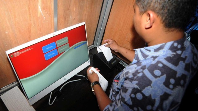 Petugas mencetak hasil penghitungan pada Pemilihan Kepala Desa (Pilkades) berbasis elektronik atau e-voting di Kantor Desa Bendosari, Sawit, Boyolali, Jawa Tengah. Foto: ANTARA FOTO/Aloysius Jarot Nugroho