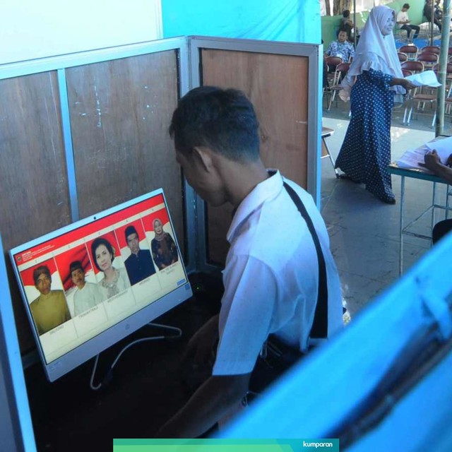 Warga mengamati foto calon kepala desa pada layar komputer saat Pemilihan Kepala Desa (Pilkades) berbasis elektronik atau e-voting di Kantor Desa Bendosari, Sawit, Boyolali, Jawa Tengah. Foto: ANTARA FOTO/Aloysius Jarot Nugroho