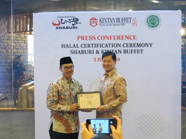 Ki-ka: Dr. Ir. Lukmanul Hakim M.Si selaku Direktur LPPOM MUI dan Bapak Kusnadi Rahardja selaku Presiden Direktur Boga Group. Foto: Dok.Istimewa