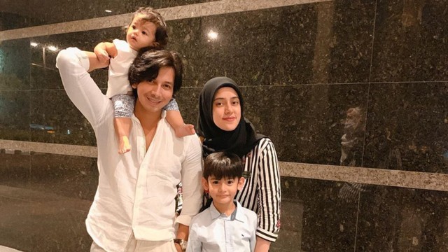 Fairuz A Rafiq, Sonny Septian, dan anak-anak mereka Foto: Instagram/fairuzarafiq