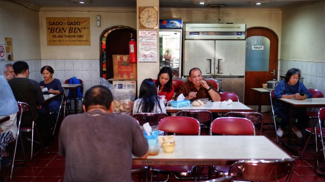 'Gado-gado Bon Bin', Tempat Makan Legendaris di Cikini, Jakarta Pusat