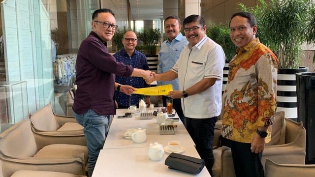Sekretaris Dewan Pembina Golkar Ahmad Hafiz Zamawi (kiri) menyerahkan masukan  tertulis kepada DPP Golkar agar Munas tetap digelar Desember 2019. Foto: Ricad Saka/kumparan