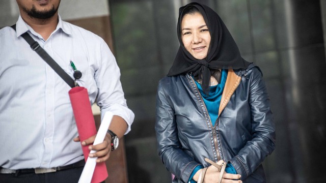 Terpidana kasus suap pemberian izin lokasi perkebunan di Kutai Kartanegara, Rita Widyasari (kanan) berjalan keluar seusai menjalani pemeriksaan di Gedung KPK, Jakarta, Rabu (3/7). Foto: ANTARA FOTO/Aprillio Akbar