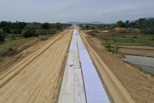 Jalan Tol Aceh di kawasan Bllang Bintang, Aceh Besar, merupakan bagian dari proyek Tol Lintas Sumatera. Foto: Abdul Hadi/acehkini