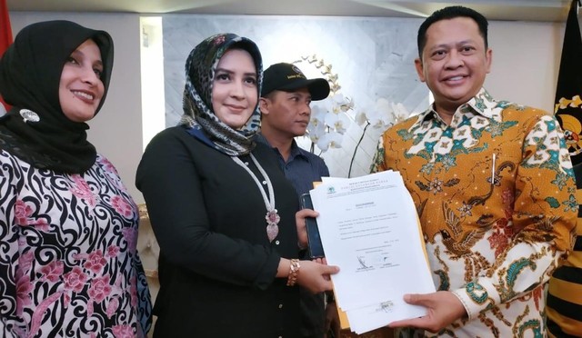 Bambang Soesatyo (kanan) Terima dukungan beberapa DPD II Golkar Jawa Tengah di DPR. Foto: Rafyq Panjaitan/kumparan