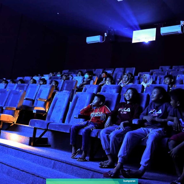 Pengunjung menonton film di bioskop rakyat di Pasar Teluk Gong, Penjaringan, Jakarta, Rabu (3/7/2019). Foto: ANTARA FOTO/Galih Pradipta