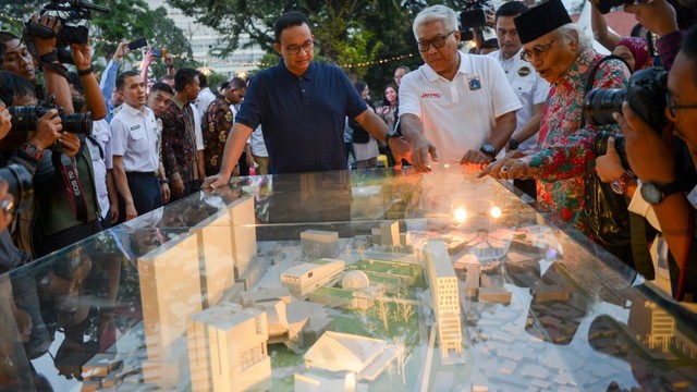 Gubernur DKI Jakarta Anies Baswedan (kiri) didampingi Direktur Utama PT Jakarta Propertindo (Jakpro) Dwi Wahyu Daryoto (tengah) dan perwakilan Budayawan Salim Said (kanan) melihat maket proyek revitalisasi Taman Ismail Marzuki (TIM) Jakarta, Rabu (3/7). Foto: ANTARA FOTO/Nova Wahyudi