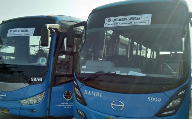 DAMRI menyiapkan armada khusus dari Terminal Harjamukti Kota Cirebon menuju Bandara Internasional Jawa Barat (BIJB) Kertajati Majalengka. Saat ini, fasilitas DAMRI belum dimanfaatkan oleh penumpang yang akan menuju ke bandara kertajati. (Juan)