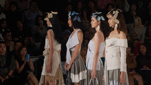 Sejumlah model memeragakan busana di Fashion show Esmod Jakarta. Foto: Fanny Kusumawardhani/kumparan