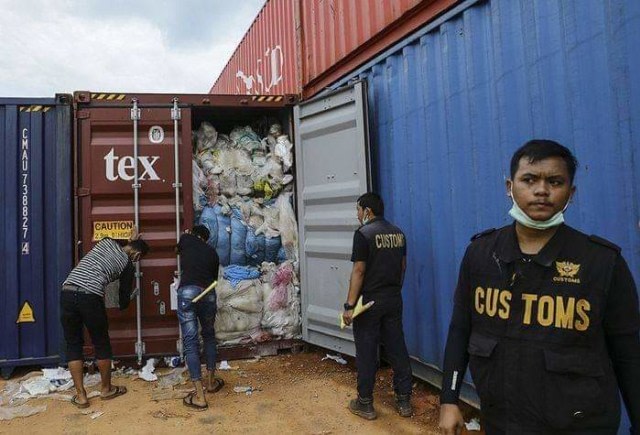 Petugas Bea Cukai sedang melakukan pemeriksaan. Foto: Dok. Bea Cukai Batam