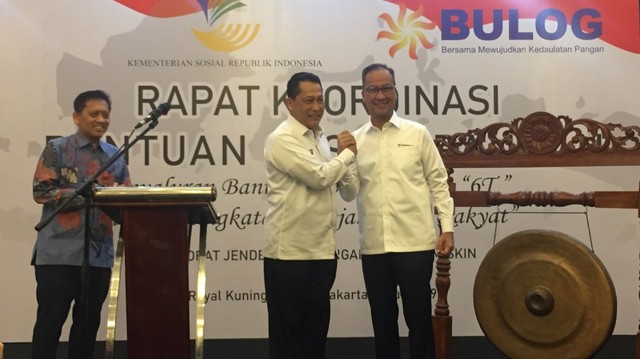 Dirut Perum Bulog Budi Waseso (Buwas) bertemu Menteri Sosial Agus Gumiwang Kartasasmita membuka Rapat Koordinasi Bantuan Sosial Pangan di Royal Kuningan, Jakarta, Kamis (4/7). Foto: Nurul Nur Azizah/kumparan