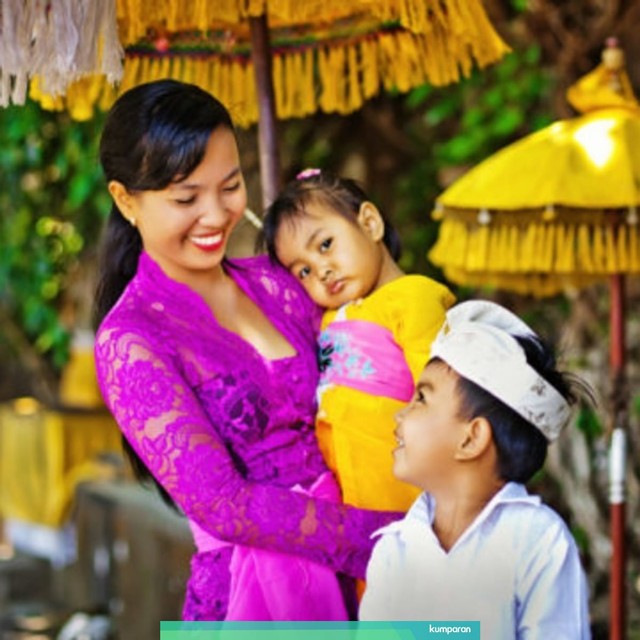 Seorang ibu dengan 2 anaknya di Bali Foto: Shutterstock