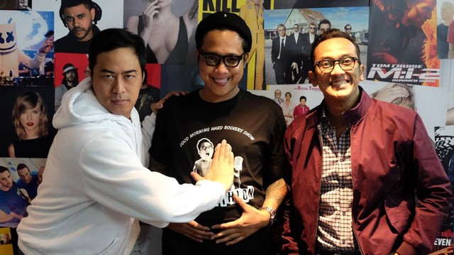 Pandji Pragiwaksono (kiri), Gofar Hilman (tengah), dan Steny Agustaf (kanan) di Good Morning Hard Rocker Show Radiothlon 34 jam. Foto: Giovanni/kumparan