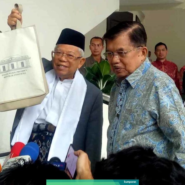 Wakil Presiden Jusuf Kalla memberi Calon Wakil Presiden terpilih Ma'ruf Amin tas berisi paparan hak wapres hingga persoalan ekonomi RI. Foto: Kevin Kurnianto/kumparan