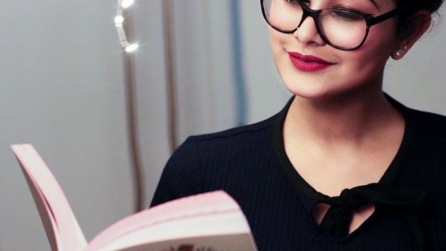 ilustrasi ibu membaca buku Foto: unsplash