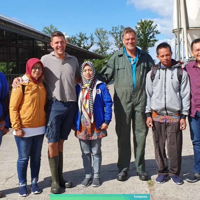 Para peternak Indonesia berpose bersama Paul (ketiga kiri). Foto: Arifin Asyhdad/kumparan