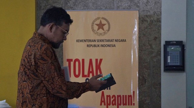 Direktur Pendidikan dan Pelayanan Masyarakat KPK, Giri Suprapdiono mendaftarakan diri sebagai calon pimpinan KPK di Kementrian Sekretariat Negara, Jakarta, Kamis (4/7). Foto: Fanny Kusumawardhani/kumparan