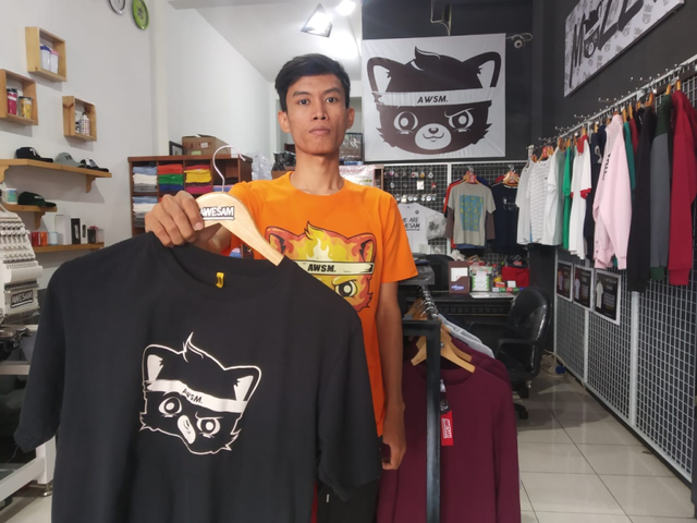 Fafi Fathur Rohman saat berada di salah satu store-nya, Selasa (4/7). (Foto: Hafis Iqbal/Tugu Malang).