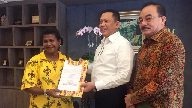 Bambang Soesatyo (tengah) mendapat dukungan maju Caketum Golkar dari DPD II Golkar Kendal dan Manokwari. Foto: Ricad Saka/kumparan