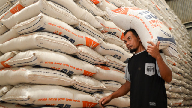 Pekerja memanggul karung beras Bulog di Gudang Bulog Kelapa Gading, Jakarta. Foto: ANTARA FOTO/Nova Wahyudi