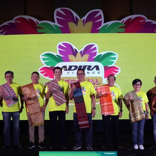 Ho Lioeng Min – Chief of Risk and Legal Officer Adira Finance; Niko Kurniawan Bonggowarsito – Chief of Sales Service and Distribution Officer Adira Finance;  Perwakilan Kementerian Pariwisata; Daisuke Ejima – Executive Officer Country Head of Indonesia MUFG Bank; Hafid Hadeli – CEO Adira Finance; Julian Noor – CEO Adira Insurance; Swandajani Gunadi – Chief of HC Management CREM Officer Adira Finance; Tantan Sumartana -  Direktur Sales and Marketing RCTI; I Dewa Made Susila – Chief of Finance Officer Adira Finance,  saat sedang melakukan foto bersama pembukaan acara Festival Pesona Lokal 2019. Foto: Dok. Adira Finance