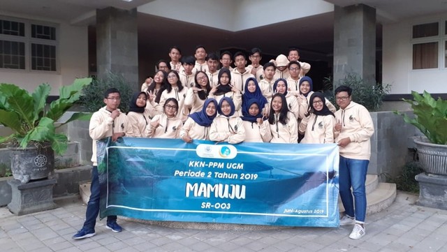 Peserta KKN-PPM UGM yang akan melaksanakan KKN selama 3 bulan di Pulau Karampuang, Mamuju. Foto: Dok. Istimewa