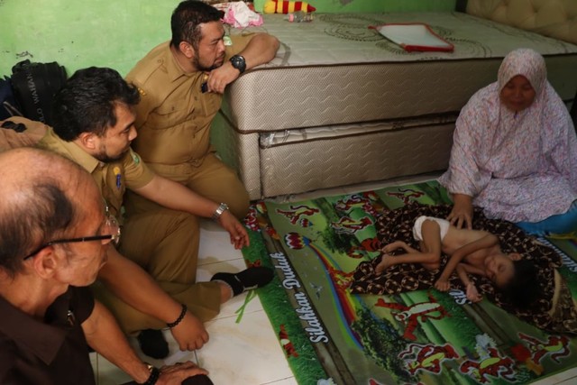 Perwakilan Baitul Mal Aceh saat menjenguk keluarga Nabila pasien anak yang mengidap gizi buruk di rumah singgah. Foto: Dok. BMA