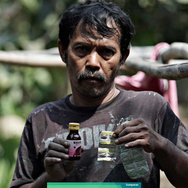 Warga terdampak ISPA akibat pembakaran batu kapur menggunakan sampah. Foto: M. Faiz Zulfikar/kumparan