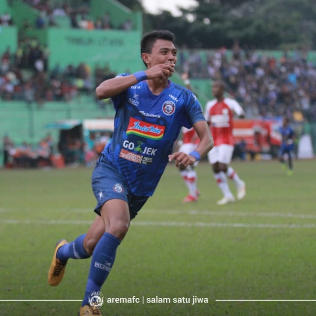 Pemain Arema FC Dedik Setiawan selebrasi usai mencetak gol ke gawang Persipura, Kamis sore (4/7).(foto : Arema FC Official/Tugu Malang),
