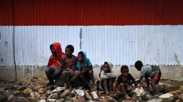 Sejumlah anak mengantri untuk membeli BBM di SPBU Kompak, Kampung Obano, Distrik Paniai Barat, Papua, Kamis (29/11/2018). Foto: ANTARA FOTO/Akbar Nugroho Gumay