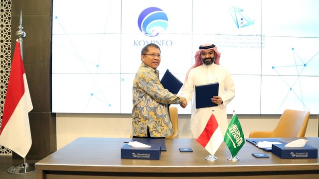 Menkominfo Rudiantara teken MoU dengan Menteri Komunikasi dan Teknologi Informasi Arab Saudi, Abdullah Alswaha. Foto: dok. Kemenkominfo