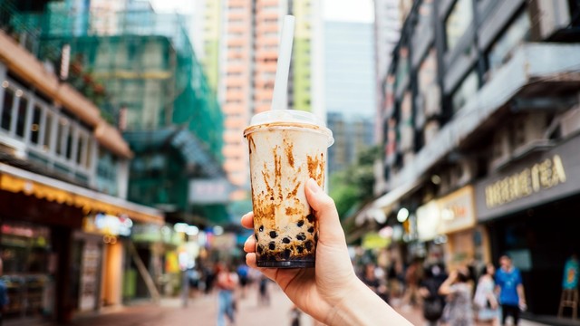 Ilustrasi warga memegang Boba Drink. Foto: Getty Images