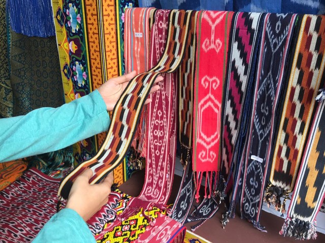 Wisatawan memilih cenderamata khas Kalimantan Barat. Foto: Teri