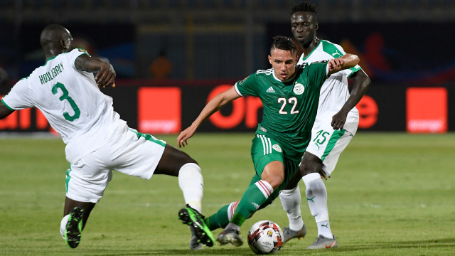 Ismael Bennacer (tengah) dalam laga Piala Afrika melawan Senegal. Foto: AFP/Khaled Desouki