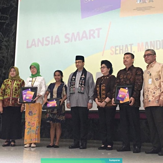 Gubernur DKI Anies Baswedan (tengah) dan Menteri Kesehatan Nila Moeloek (ketiga kiri) melakukan foto bersama usai mebuka acara Workshop Kesehatan Lansia di Balai Kota, Jakarta Pusat, Jum'at (5/7). Foto: Ferry Fadhlurrahman/kumparan