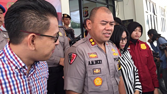 Polres Kabupaten Bogor AKBP A.M Dicky saat merilis pelaku pembunuhan terhadap seorang anak SD di Megamendung, Bogor. Foto: Lutfan Darmawan/kumparan