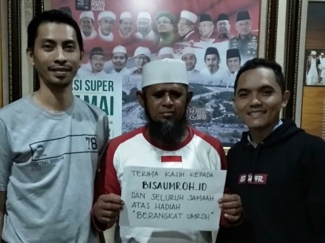 Ishak diberi hadiah umrah gratis karena dianggap telah menjaga rumah ibadah tetap suci. Foto: Instagram/@bisaumroh.id