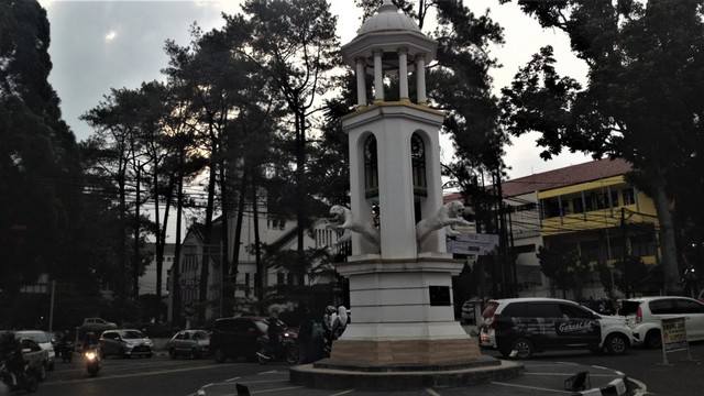 Lalu lintas di Bandung. (Iman Herdiana)