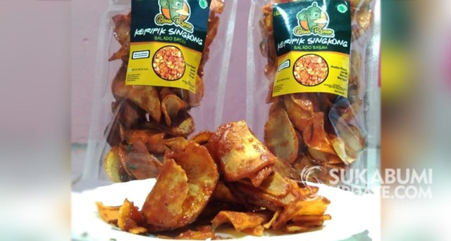 Pemilik UKM Kripik Singkong Geura Raosan (GR) sedang memperlihatkan produk kripiknya di pabrik kripik rumahannya/ Kripik Singkong Geura Raosan dengan sajian aneka rasa buah. | Sumber Foto:Yusuf Tauziri.