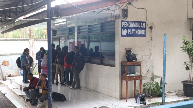 Pelayanan Samsat Jakarta Timur. Foto: Ghulam Muhammad Nayazri / kumparan
