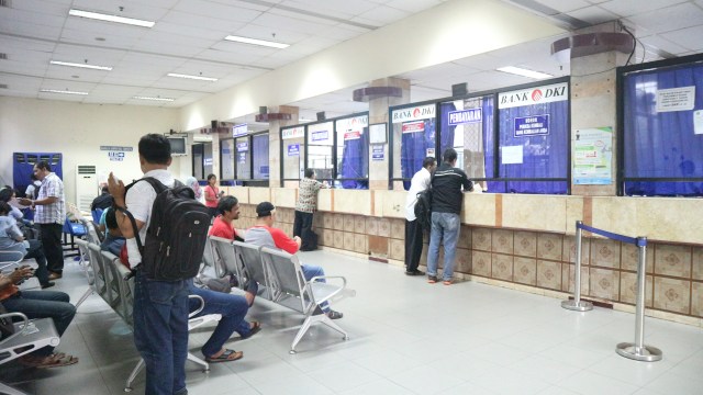 Pelayanan Samsat Jakarta Timur. Foto: Ghulam Muhammad Nayazri / kumparan