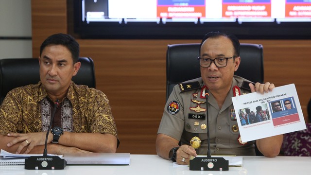 Karopenmas Divisi Humas Polri Brigjen Pol Dedi Prasetyo (kanan) memberikan keterangan saat rilis pengembangan hasil penyidikan perkara kerusuhan tanggal 21-23 Mei 2019 di Mabes Polri, Jakarta. Foto: ANTARA FOTO/Reno Esnir