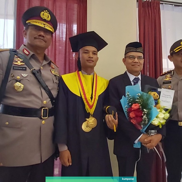Muhammad Idris (kedua kiri) dan ayahnya didampingi Kapolres Solok Selatan AKBP Iman Yulisdiyanto dan Wakapolda Sumbar Brigjen Damisnur usai wisuda di Akpol Semarang. Foto: Afiati Tsalitsati/kumparan