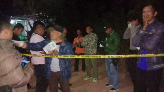Suasana proses evakuasi jenazah yang diduga atas nama Thoriq di posko Gunung Piramid. Foto: Instagram/ @ pmikabbondowoso