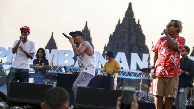 Grup musik Jogja Hip Hop Foundation yang berkolaborasi dengan Jazz Mben Senen tampil dalam acara Prambanan Jazz Festival 2019 di kawasan Taman Wisata Candi Prambanan, Sleman, DI Yogyakarta. Foto: ANTARA FOTO/Hendra Nurdiansyah